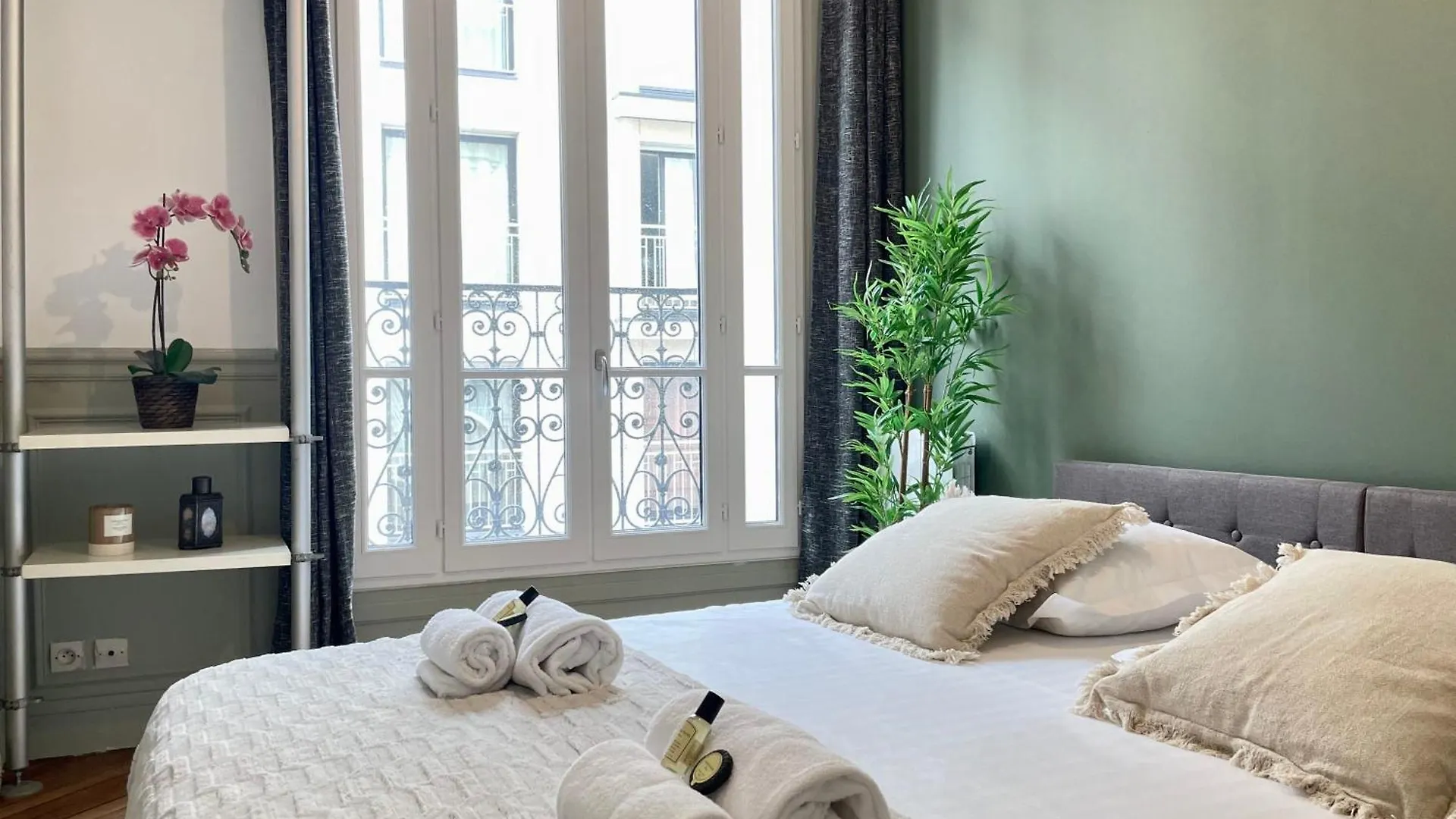 Eiffel Tower Stylish Retreat * Paris