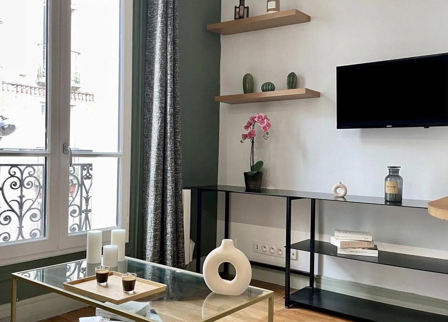 Apartment Eiffel Tower Stylish Retreat
